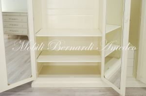 Armadio in legno per camera da letto stile classico con finitura dipinta a mano